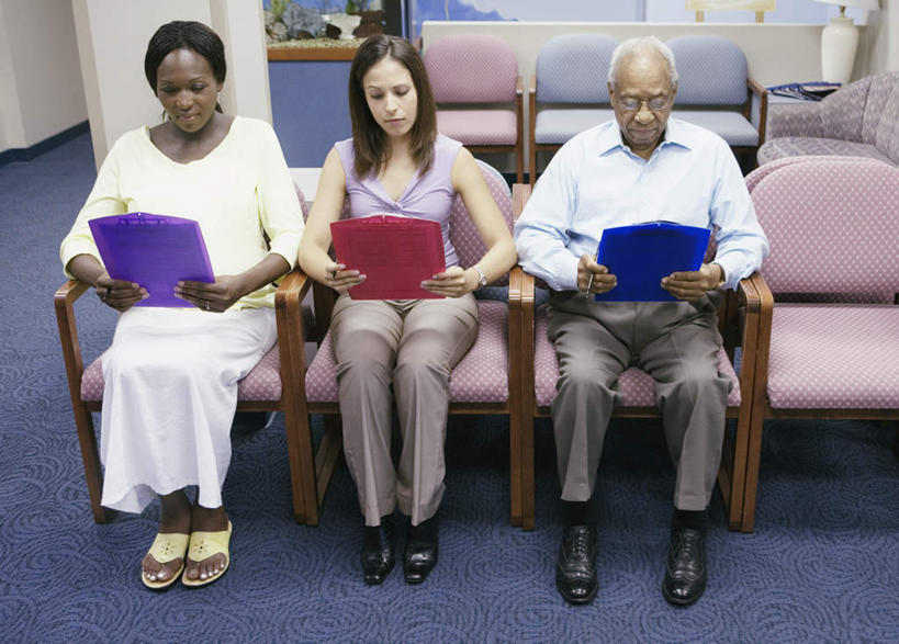 西方人,三个人,坐,笑,微笑,横图,俯视,室内,白天,衬衫,地板,沙发,椅子,欧洲,非洲,黑人,欧洲人,服装,档案,文件,墙,地面,靠背椅,注视,休闲装,墙壁,排列,衣服,资料,观察,看,休闲,休闲服,服饰,观看,察看,关注,老年男性,男人,男性,年轻女性,女人,女性,白种人,非洲人,坐着,彩图,高角度拍摄,全身,衬衣