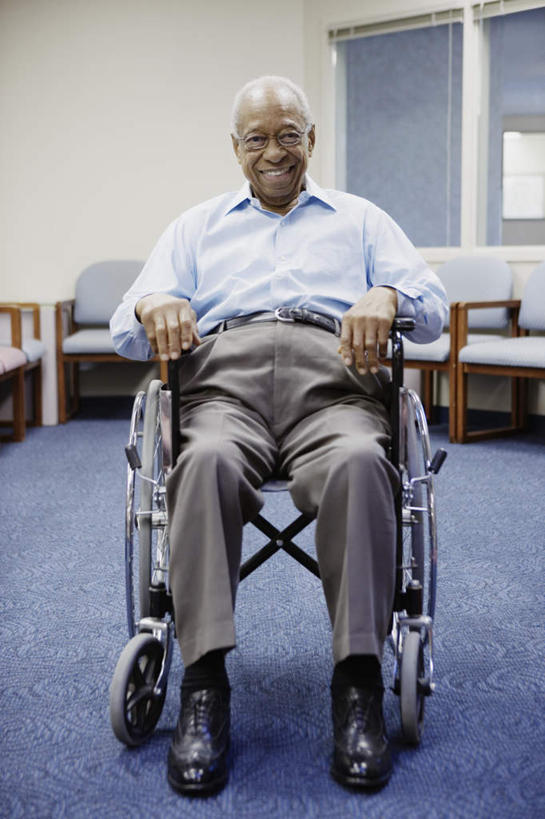 西方人,一个人,坐,笑,微笑,竖图,室内,白天,正面,衬衫,窗户,地板,沙发,椅子,欧洲,非洲,黑人,欧洲人,仅一个男性,仅一个人,戴,服装,档案,文件,眼镜,墙,地面,靠背椅,注视,休闲装,玻璃窗,墙壁,排列,衣服,轮椅,资料,观察,看,仅一个老年男性,休闲,休闲服,服饰,观看,戴着,察看,关注,老年男性,男人,男性,白种人,非洲人,坐着,彩图,全身,衬衣