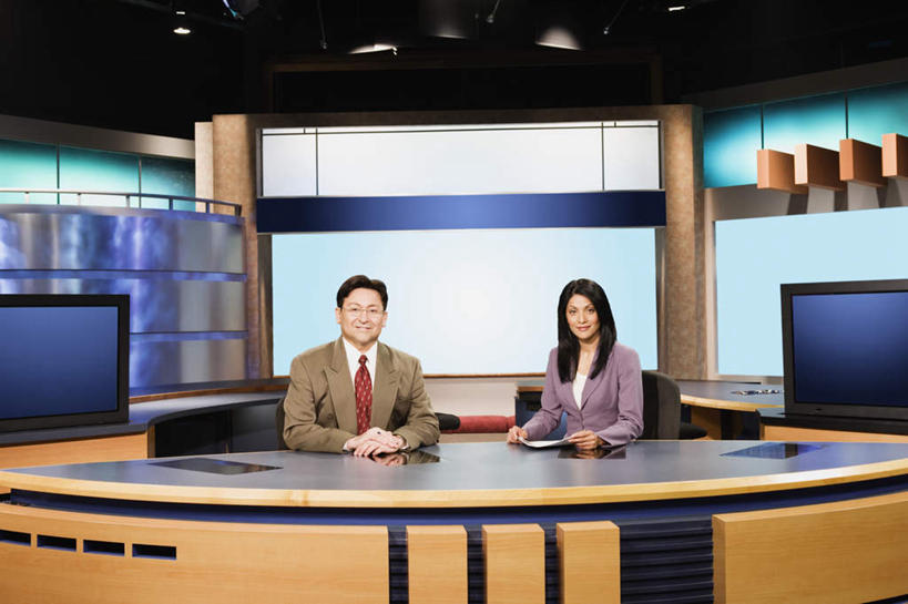 西方人,两个人,同事,坐,笑,微笑,露齿笑,横图,室内,白天,正面,成功,合作,团队,集体,信心,电视,欧洲,欧洲人,撑,阴影,光线,眼镜,影子,灯光,记事本,队伍,本子,笔记本,液晶电视,媒体,司仪,演播室,领导,撑着,成就,广播,宣传,合伙,领袖,主持人,近视眼镜,主持,电视节目主持人,节目主持人,男人,男性,女人,女性,中年男性,中年女性,白种人,电视机,坐着,半身,彩图,新闻稿