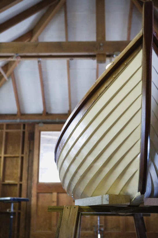 帆船,无人,家,竖图,室内,特写,白天,仰视,窗户,天花板,桌子,静物,阴影,光线,影子,凳子,房屋,屋子,书桌,楼房,玻璃窗,架子,住宅,模型,彩图,低角度拍摄,房子