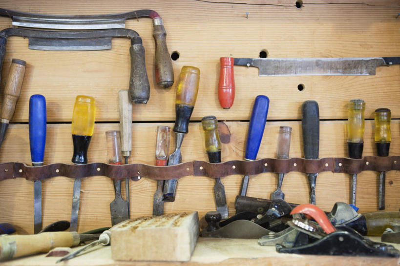 无人,横图,室内,特写,白天,正面,静物,金属制品,一排,连接,组合,整齐,金属,工具,镊子,排列,锯子,螺丝刀,起子,链接,五金,切割,紧固,队列,拼接,拼凑,锯,镰刀,拼合,凑集,聚合,撮合,链结,牢固,改锥,彩图