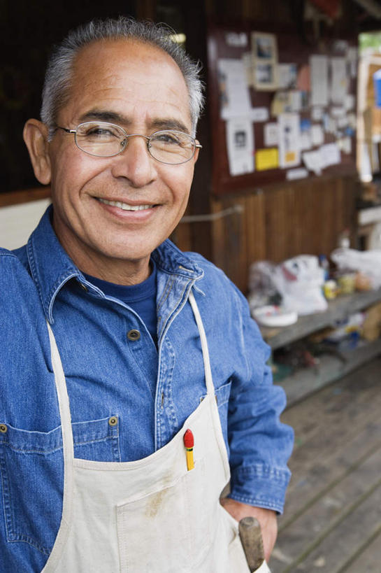 西方人,一个人,机修工,家,站,笑,微笑,露齿笑,竖图,室内,白天,正面,工作服,制服,欧洲,欧洲人,仅一个男性,仅一个人,朦胧,模糊,围裙,房屋,屋子,注视,楼房,住宅,工人,观察,看,站着,仅一个老年男性,观看,修理,修,察看,关注,工作制服,老年男性,男人,男性,白种人,机械师,机修工人,半身,彩图,工作套服,房子