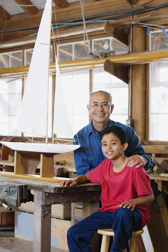 帆船,儿童,老年人,两个人,家庭,祖父,家,坐,竖图,室内,白天,正面,纯洁,窗户,撑,服装,房屋,屋子,休闲装,楼房,玻璃窗,住宅,小孩,衣服,模型,休闲,温暖,温馨,一家人,休闲服,可爱,童年,童趣,服饰,爷爷,祖孙,修理,修,和睦,撑着,搂着,童真,烂漫,无邪,外公,外祖父,外孙,外孙子,天真,老年男性,男孩,男人,男性,孩子,孙子,搂,坐着,半身,彩图,房子,融洽,男生