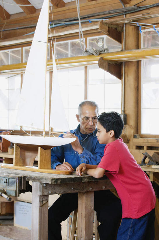 帆船,西方人,儿童,老年人,两个人,家庭,祖父,家,坐,说,竖图,室内,白天,正面,讨论,纯洁,窗户,欧洲,欧洲人,撑,服装,房屋,屋子,注视,休闲装,楼房,玻璃窗,住宅,小孩,衣服,模型,观察,看,休闲,温暖,温馨,一家人,休闲服,可爱,童年,童趣,服饰,爷爷,观看,祖孙,修理,修,和睦,察看,撑着,搂着,关注,童真,烂漫,无邪,外公,外祖父,外孙,外孙子,交流,天真,老年男性,男孩,男人,男性,白种人,孩子,孙子,沟通,讲话,交谈,搂,商讨,说话,谈话,坐着,半身,彩图,房子,融洽,男生