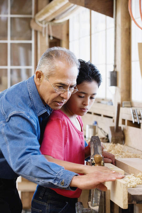 帆船,西方人,儿童,老年人,两个人,家庭,祖父,家,坐,举,竖图,室内,白天,侧面,纯洁,窗户,欧洲,欧洲人,撑,镊子,房屋,屋子,注视,楼房,玻璃窗,住宅,小孩,模型,观察,看,温暖,温馨,一家人,可爱,童年,童趣,爷爷,观看,祖孙,螺丝刀,修理,修,和睦,察看,撑着,搂着,关注,童真,烂漫,无邪,外公,外祖父,外孙,外孙子,天真,老年男性,男孩,男人,男性,白种人,孩子,孙子,举起,搂,坐着,半身,彩图,房子,融洽,男生