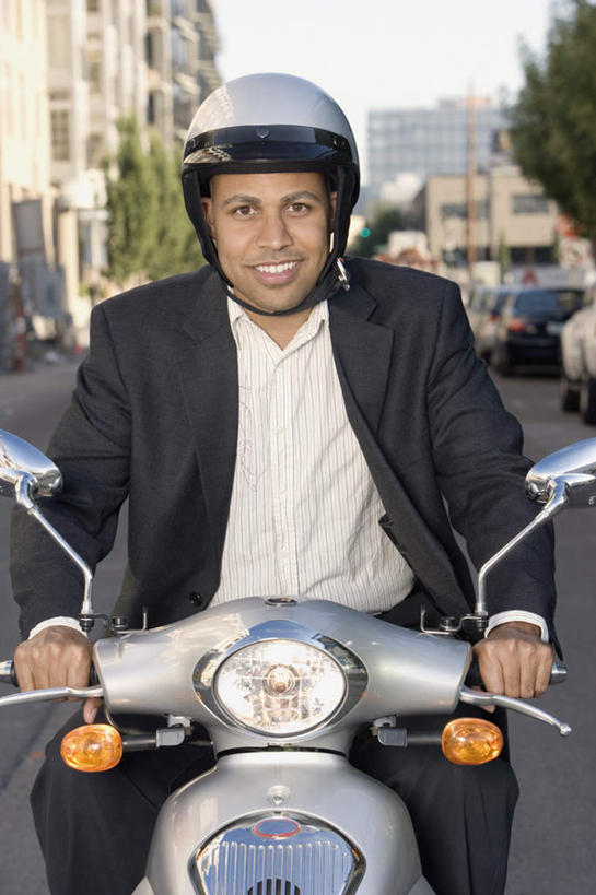 西方人,一个人,家,竖图,室外,白天,正面,植物,道路,路,公路,欧洲,非洲,黑人,欧洲人,仅一个男性,仅一个人,仅一个中年男性,戴,阴影,朦胧,模糊,光线,影子,房屋,屋子,交通,注视,楼房,住宅,电瓶车,树,树木,绿色,阳光,自然,安全帽,交通工具,观察,看,生长,成长,观看,戴着,察看,关注,载具,男人,男性,中年男性,非洲人,马路,半身,彩图,房子