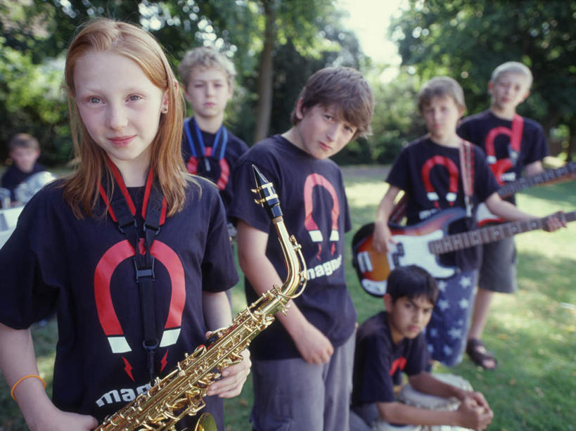 西方人,儿童,伙伴,朋友,站,坐,横图,室外,白天,正面,制服,友谊,合作,团队,草地,草坪,植物,欧洲,欧洲人,乐队,表演,阴影,服装,朦胧,模糊,影子,鼓,吉他,乐器,萨克斯,弦乐器,许多人,音乐,演奏,注视,队伍,草,小孩,绿色,观察,看,站着,一群人,校服,战略,观看,察看,演出,歌舞,关注,弹拨弦鸣乐器,奏乐,学生服,联合,合谋,上演,配合,协作,男孩,男人,男性,女孩,女人,女性,白种人,坐着,半身,彩图,弹拨弦乐器,男生,女生