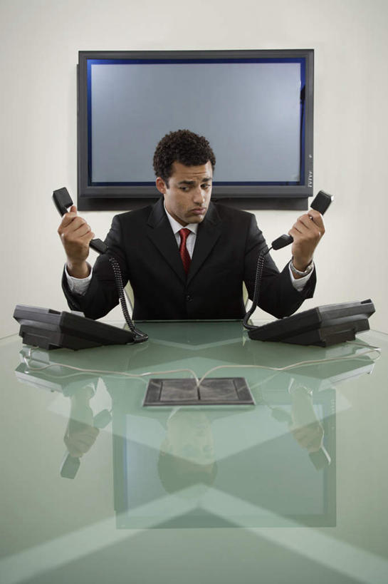 西方人,一个人,商务人士,商务男性,办公室,会议室,坐,打电话,竖图,室内,白天,正面,衬衫,桌子,电话,电视,椅子,欧洲,非洲,黑人,欧洲人,仅一个男性,仅一个人,撑,套装,拿,拿着,注视,通讯设备,仅一个年轻男性,话筒,观察,看,观看,察看,撑着,关注,商务装,困惑,工薪阶层,交流,听筒,男人,男性,年轻男性,非洲人,白领,上班族,电视机,沟通,通话,坐着,半身,彩图,衬衣