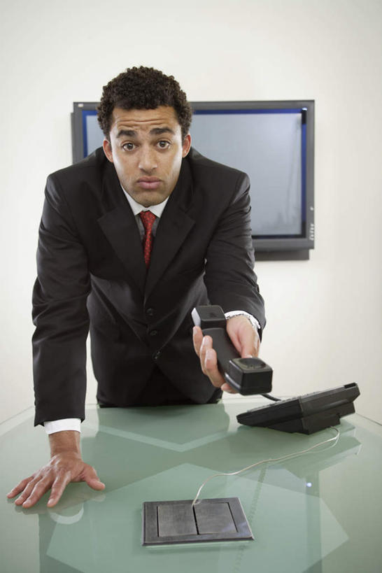 西方人,一个人,商务人士,商务男性,办公室,会议室,站,打电话,竖图,室内,白天,正面,衬衫,桌子,电话,电视,椅子,欧洲,非洲,黑人,欧洲人,仅一个男性,仅一个人,撑,套装,墙,拿,拿着,注视,通讯设备,墙壁,墙面,仅一个年轻男性,白色,观察,看,站着,观看,察看,撑着,关注,商务装,困惑,工薪阶层,交流,男人,男性,年轻男性,非洲人,白领,上班族,电视机,沟通,通话,站立,半身,彩图,衬衣