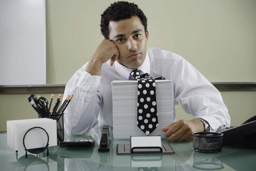 西方人,一个人,商务人士,商务男性,坐,打电话,横图,室内,白天,正面,衬衫,计算器,桌子,电话,椅子,笔筒,欧洲,非洲,黑人,欧洲人,仅一个男性,仅一个人,许多,撑,套装,整齐,笔,纸,办公用品,订书机,一叠,拿,拿着,注视,通讯设备,排列,仅一个年轻男性,白板,观察,看,思考,观看,察看,撑着,关注,商务装,困惑,工薪阶层,交流,男人,男性,年轻男性,非洲人,白领,上班族,沟通,通话,坐着,半身,彩图,衬衣