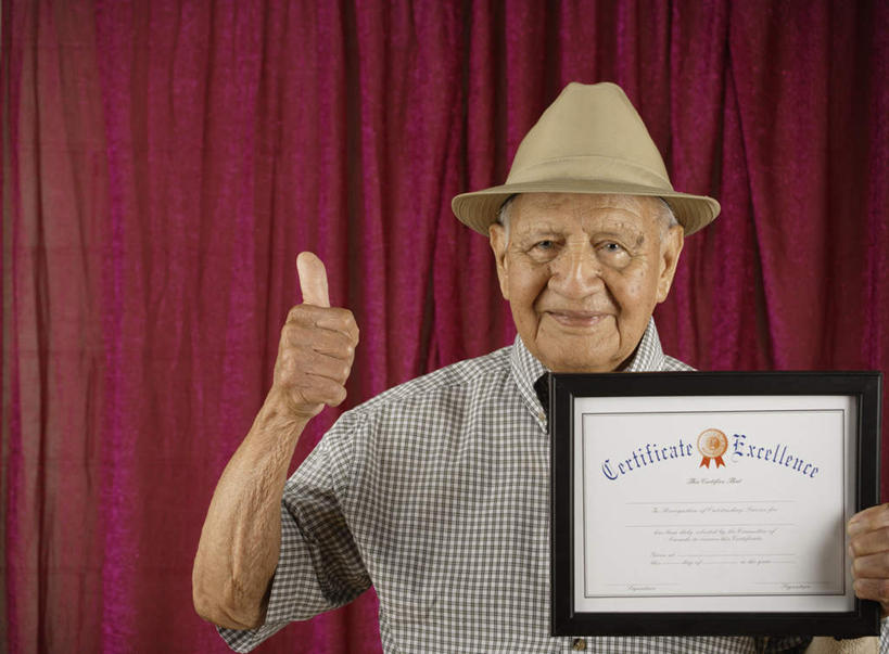 西方人,头发,一个人,舞台,站,笑,微笑,露齿笑,横图,室内,白天,正面,衬衫,智慧,帽子,欧洲,欧洲人,仅一个男性,仅一个人,突出,服装,手表,拿,拿着,注视,休闲装,称赞,表扬,衣服,白色,观察,看,手势,站着,仅一个老年男性,休闲,休闲服,竖,服饰,帷幕,观看,皮带,翘,高,察看,夸奖,优秀,证书,关注,帷幔,幕布,奖状,荣誉,幕帘,好,妙,顺利,出色,超群,杰出,卓越,奇妙,帷幔布,聪明,老年男性,男人,男性,白种人,大拇指,站立,半身,彩图,衬衣,短发