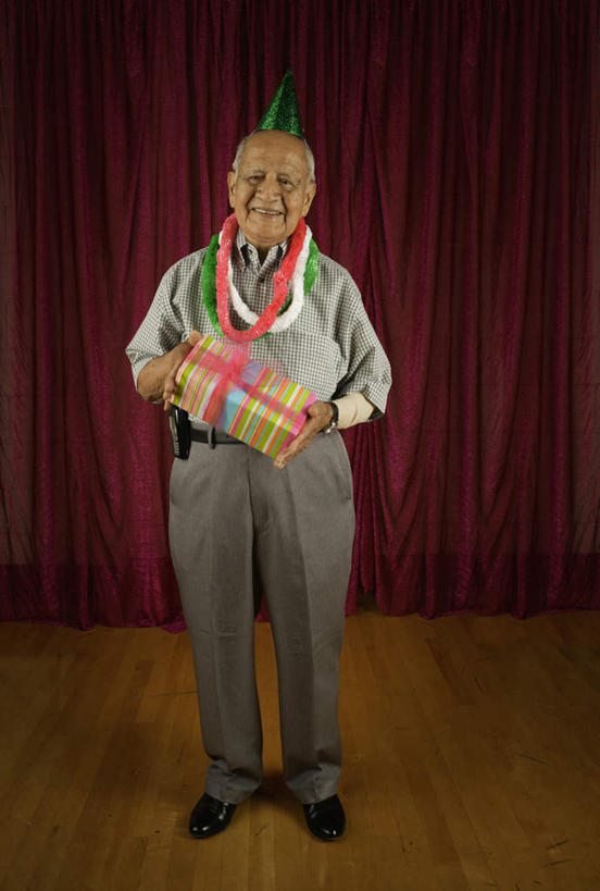 西方人,头发,一个人,舞台,站,笑,微笑,露齿笑,竖图,室内,白天,正面,聚会,生日,礼物,帽子,欧洲,欧洲人,仅一个男性,仅一个人,服装,拿,拿着,注视,休闲装,娱乐,衣服,白色,礼物盒,礼品盒,观察,看,站着,仅一个老年男性,休闲,休闲服,放松,服饰,帷幕,观看,察看,关注,帷幔,幕布,幕帘,帷幔布,老年男性,男人,男性,白种人,玩耍,站立,彩图,全身,短发