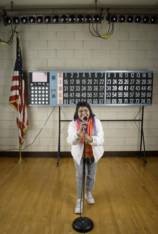 西方人,一个人,站,竖图,室内,白天,正面,游戏,赌博,贪欲,竞争,地板,旗帜,国旗,照明,欧洲,欧洲人,仅一个女性,仅一个人,服装,灯饰,拿,玩,拿着,注视,休闲装,娱乐,刺激,架子,墙壁,灯,衣服,话筒,灯具,观察,看,站着,休闲,休闲服,赌场,美国国旗,服饰,仅一个老年女性,观看,活动,察看,麦克风,发泄,关注,消遣,智力,博彩,投机,侥幸,欲望,宣泄,老年女性,女人,女性,白种人,玩耍,嬉戏,站立,彩图,全身,胜负,输赢,娱乐场