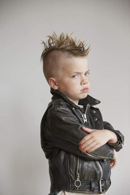 西方人,儿童,头发,一个人,站,双手交叉,竖图,室内,白天,白色背景,正面,纯洁,欧洲,欧洲人,黄发,仅一个男性,仅一个人,注视,小孩,观察,看,站着,仅一个小孩,可爱,童年,童趣,摄影,影棚,观看,察看,关注,皮夹克,童真,烂漫,无邪,天真,男孩,男人,男性,白种人,站立,半身,彩图,影棚拍摄,拍摄,短发