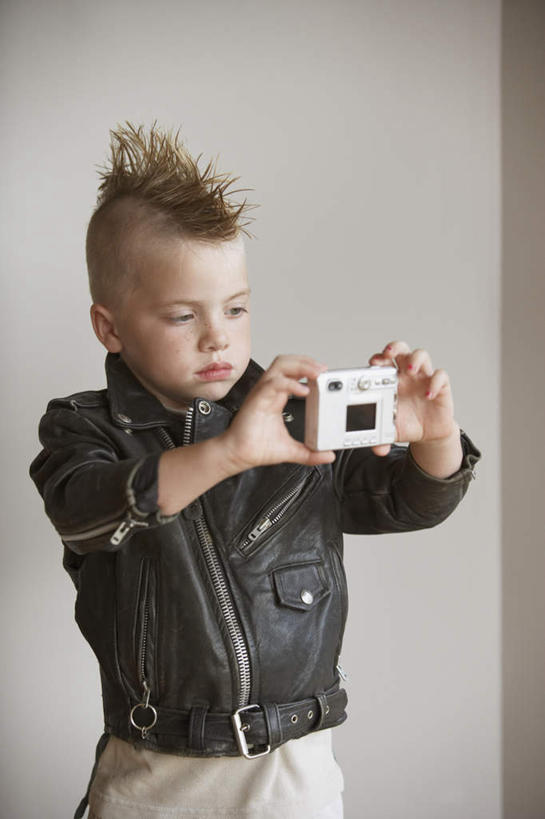 西方人,儿童,头发,一个人,站,竖图,室内,白天,白色背景,正面,纯洁,相机,欧洲,欧洲人,黄发,仅一个男性,仅一个人,拿,拿着,注视,小孩,拍照,数码相机,观察,看,站着,仅一个小孩,可爱,童年,童趣,摄影,影棚,观看,察看,关注,皮夹克,童真,烂漫,无邪,天真,男孩,男人,男性,白种人,照相机,站立,半身,彩图,影棚拍摄,拍摄,照相,短发