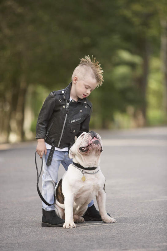 西方人,儿童,头发,一个人,站,竖图,室外,白天,正面,纯洁,树林,植物,道路,宠物,狗,欧洲,欧洲人,黄发,仅一个男性,仅一个人,抚摸,朦胧,模糊,斗牛犬,拿,拿着,注视,树,树木,一只,小孩,绿色,自然,动物,绳子,观察,看,站着,仅一个小孩,可爱,童年,童趣,观看,察看,关注,牛头犬,皮夹克,童真,烂漫,无邪,忠诚,英国斗牛犬,斗牛狗,老虎狗,英国老虎犬,天真,男孩,男人,男性,白种人,马路,犬,站立,彩图,全身,短发