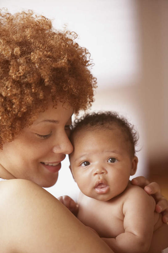 西方人,婴儿,脸,头,脸颊,头发,两个人,家庭,母亲,儿子,站,抱,笑,微笑,露齿笑,竖图,室内,特写,白天,正面,纯洁,欧洲,非洲,黑人,欧洲人,黄发,朦胧,模糊,房屋,屋子,公寓,注视,裸露,肩膀,住宅,观察,看,站着,温暖,温馨,母子,一家人,可爱,母爱,童年,童趣,抱着,观看,和睦,察看,搂着,关注,裸,童真,烂漫,无邪,天真,年轻女性,女人,女性,非洲人,头部,卷发,脸部,脸蛋,面部,搂,站立,半身,彩图,房子,融洽,短发