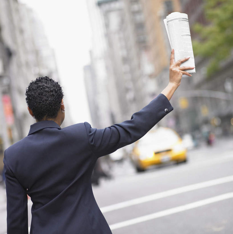 西方人,一个人,商务人士,商务女性,站,竖图,室外,白天,办公楼,道路,路,公路,报纸,欧洲,非洲,黑人,欧洲人,仅一个女性,仅一个人,套装,朦胧,模糊,公文包,纸张,交通,拿,拿着,注视,背面,观察,看,站着,仅一个中年女性,商务楼,观看,察看,关注,商务装,拦车,工薪阶层,女人,女性,中年女性,非洲人,白领,上班族,马路,半身,彩图,商务包