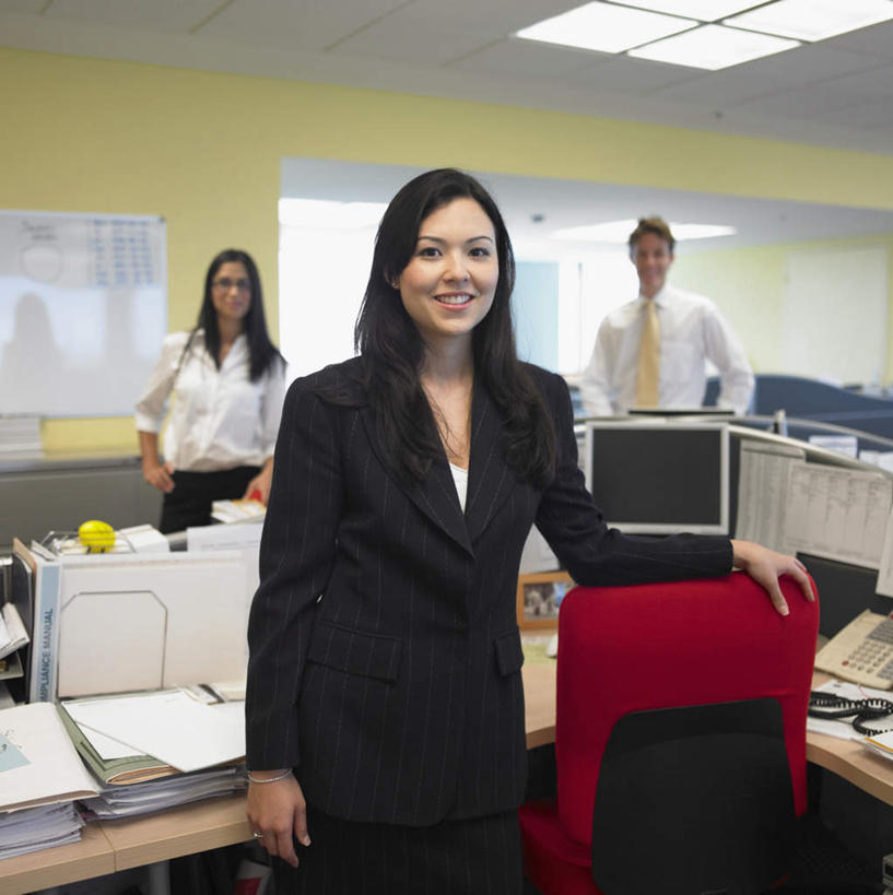 西方人,三个人,同事,商务人士,商务女性,站,笑,微笑,露齿笑,竖图,室内,白天,正面,成功,合作,团队,集体,信心,桌子,椅子,欧洲,欧洲人,套装,朦胧,模糊,注视,输入设备,队伍,观察,看,站着,观看,察看,领导,成就,关注,液晶显示屏,商务装,合伙,领袖,工薪阶层,输出设备,男人,男性,年轻男性,年轻女性,女人,女性,白种人,白领,上班族,半身,彩图