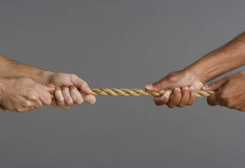 西方人,两个人,同事,横图,室内,特写,白天,正面,成功,合作,团队,集体,信心,拔河,欧洲,欧洲人,握,灰色背景,拿,拿着,队伍,绳子,握着,摄影,影棚,领导,成就,合伙,领袖,男人,男性,年轻男性,白种人,半身,彩图,影棚拍摄,拍摄