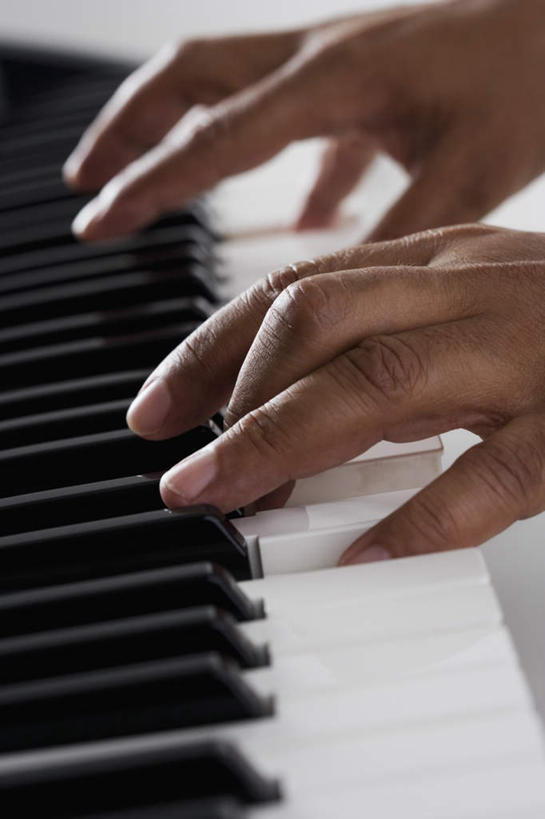 西方人,一个人,竖图,俯视,室内,特写,白天,欧洲,非洲,黑人,欧洲人,仅一个男性,仅一个人,朦胧,模糊,钢琴,弹奏,演奏,仅一个年轻男性,手指,指着,练习,男人,男性,年轻男性,非洲人,半身,彩图,高角度拍摄