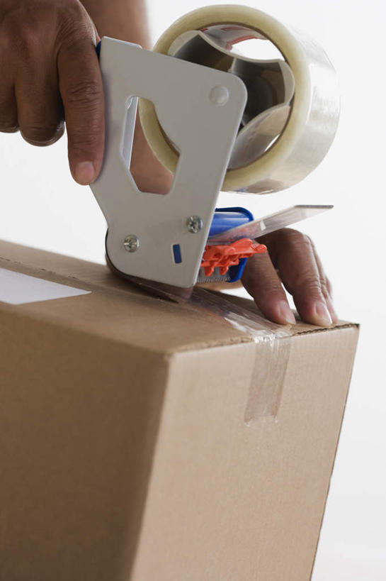 西方人,手,一个人,站,竖图,室内,特写,白天,白色背景,正面,欧洲,非洲,黑人,欧洲人,双手,仅一个男性,仅一个人,纸箱,仅一个年轻男性,箱子,站着,手部,摄影,影棚,胶带,男人,男性,年轻男性,非洲人,半身,彩图,影棚拍摄,拍摄