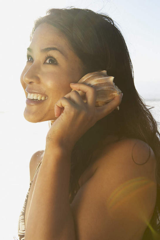 西方人,脸,头,脸颊,一个人,站,打电话,竖图,室外,特写,白天,正面,泳装,比基尼,旅游,度假,沙滩,电话,手机,欧洲,欧洲人,仅一个年轻女性,仅一个女性,仅一个人,朦胧,模糊,沙子,海岸,沙地,注视,娱乐,通讯设备,肩膀,蓝天,天空,海水,天,观察,看,站着,享受,休闲,放松,观看,察看,关注,交流,年轻女性,女人,女性,白种人,头部,脸部,脸蛋,面部,手提电话,移动电话,大海,海,海滩,沟通,通话,玩耍,半身,彩图,三点式,泳衣