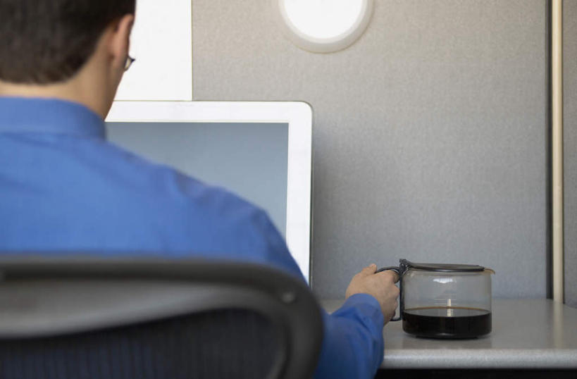 西方人,商务男性,坐,横图,室内,特写,白天,衬衫,欧洲,欧洲人,仅一个男性,仅一个人,握,套装,墙,输入设备,墙壁,墙面,仅一个年轻男性,背面,握着,个人,液晶显示屏,商务装,工薪阶层,输出设备,男人,男性,年轻男性,白种人,白领,上班族,坐着,半身,彩图,衬衣