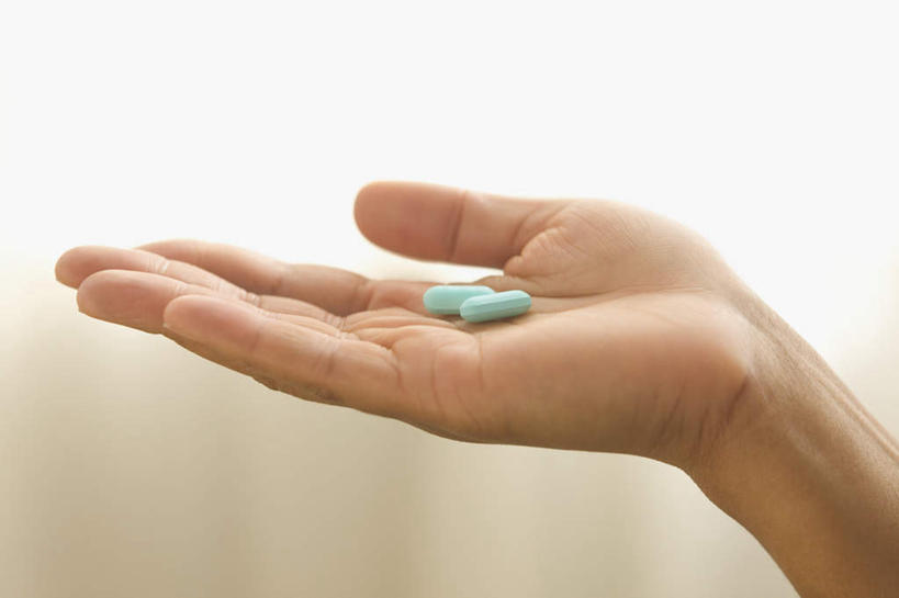 西方人,手,一个人,捧,横图,室内,特写,白天,白色背景,正面,安全,欧洲,非洲,黑人,欧洲人,仅一个女性,仅一个人,药剂,药丸,防护,药片,药品,仅一个中年女性,手部,治疗,摄影,影棚,保护,单手,药物,医疗,抗生素,保险,预防,抗菌素,盘尼西林,苄青霉素钠,青霉素,青霉素G,青霉素钠,平安,女人,女性,中年女性,非洲人,端,端着,捧着,手捧,半身,彩图,影棚拍摄,拍摄