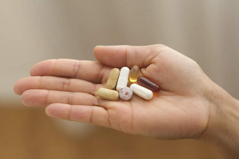 西方人,手,一个人,捧,横图,俯视,室内,特写,白天,安全,欧洲,非洲,黑人,欧洲人,仅一个女性,仅一个人,药剂,药丸,防护,药片,药品,仅一个中年女性,手部,治疗,保护,单手,药物,医疗,抗生素,保险,预防,抗菌素,盘尼西林,苄青霉素钠,青霉素,青霉素G,青霉素钠,平安,女人,女性,中年女性,非洲人,端,端着,捧着,手捧,半身,彩图,高角度拍摄