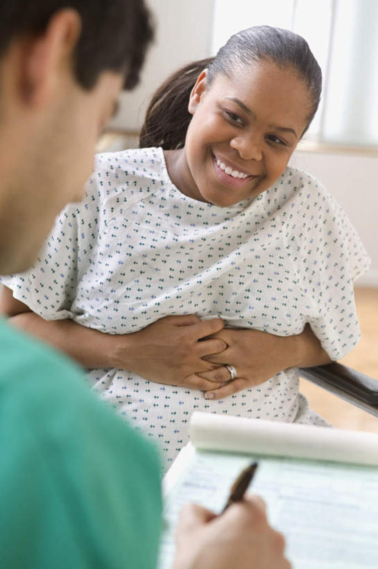 西方人,孕妇,背部,两个人,医生,病人,医院,站,坐,笑,微笑,露齿笑,竖图,室内,白天,正面,工作服,制服,欧洲,非洲,黑人,欧洲人,握,服装,笔,材料,档案,文件,纸,办公用品,拿,拿着,注视,水笔,文具,衣服,手稿,学习用品,资料,观察,记录,看,站着,医护人员,医疗人员,怀孕,握着,服饰,观看,文具用品,证明,察看,书写,待产,衣着,白大褂,穿着,关注,文档,病患,医疗机构,记载,病号服,妊娠,准妈妈,工作制服,衣饰,记实,纪录,男人,男性,年轻女性,女人,女性,中年男性,白种人,非洲人,产妇,大夫,患者,就医者,站立,坐着,半身,彩图,工作套服,病院,诊所,病历