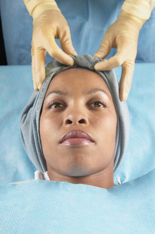 西方人,脸,头,脸颊,手,两个人,医生,病人,医院,躺,竖图,俯视,室内,特写,白天,工作服,制服,床,帽子,欧洲,非洲,黑人,欧洲人,双手,注视,蓝色,手套,观察,看,医护人员,医疗人员,手部,橡胶,观看,察看,医疗设备,白大褂,关注,病患,医疗器械,防护服,橡胶手套,手术台,隔离服,橡胶制品,无菌服,医疗机构,手术床,医用手套,工作制服,卧着,男人,男性,年轻男性,年轻女性,女人,女性,白种人,非洲人,头部,脸部,脸蛋,面部,大夫,患者,就医者,躺着,卧,半身,彩图,高角度拍摄,工作套服,病院,诊所,防静电工装,隔工作服,洁净工装,洁净工作服,净化服,无尘工作服,无尘衣