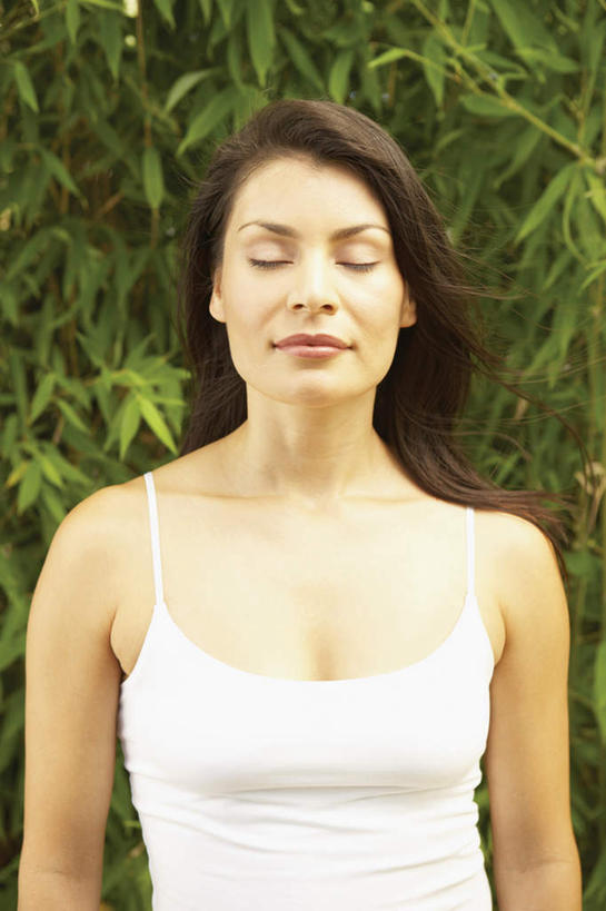 东方人,一个人,站,闭眼,竖图,室外,白天,正面,森林,树林,植物,吊带,亚洲,仅一个年轻女性,仅一个女性,仅一个人,吊带衫,黄种人,树,树木,绿色,白色,自然,站着,生长,成长,年轻女性,女人,女性,亚洲人,闭眼睛,闭着眼,闭着眼睛,站立,半身,彩图