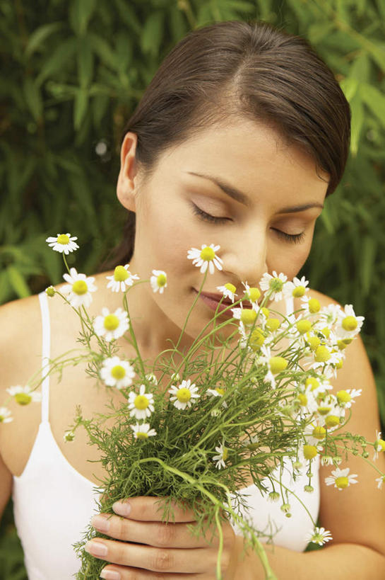 东方人,一个人,站,闭眼,笑,微笑,露齿笑,竖图,室外,特写,白天,正面,植物,吊带,亚洲,仅一个年轻女性,仅一个女性,仅一个人,朦胧,模糊,光线,吊带衫,黄种人,闻,花,白色,阳光,站着,一束,灿烂,马尾辫,年轻女性,女人,女性,亚洲人,闭眼睛,闭着眼,闭着眼睛,站立,半身,彩图