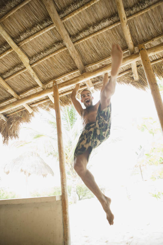 西方人,一个人,笑,引体向上,微笑,露齿笑,竖图,室外,白天,仰视,沙滩,欧洲,欧洲人,仅一个男性,仅一个人,阴影,光线,沙子,影子,海岸,沙地,半空,注视,仅一个年轻男性,阳光,茅草屋,观察,看,抬脚,观看,察看,关注,男人,男性,年轻男性,白种人,海滩,椰子树,引体上升,彩图,低角度拍摄,全身