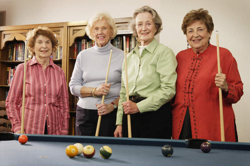 西方人,三个人,家庭,站,横图,室内,白天,正面,锻炼,快乐,运动,书房,书架,桌子,书籍,欧洲,欧洲人,服装,球杆,拿,拿着,注视,休闲装,娱乐,球,衣服,橱柜,观察,看,站着,享受,休闲,温暖,温馨,家属,一家人,休闲服,放松,服饰,观看,爱护,和睦,察看,体育运动,关爱,关注,亲情,斯诺克,亲属,体育,老年女性,女人,女性,白种人,图书,站立,半身,彩图,健身