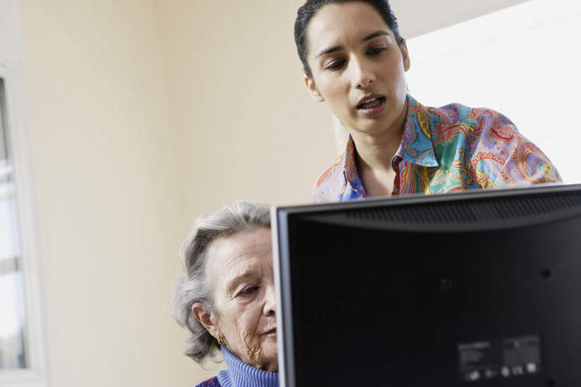 西方人,两个人,坐,横图,室内,白天,仰视,电脑,笔记本电脑,欧洲,欧洲人,服装,网络,注视,休闲装,通讯设备,衣服,观察,看,上课,享受,休闲,教室,休闲服,放松,教学,服饰,观看,指导,察看,无线,关注,通信设备,无线网络,无线上网,便携式电脑,辅导,交流,手提电脑,老年女性,年轻女性,女人,女性,白种人,沟通,交谈,坐着,半身,彩图,低角度拍摄