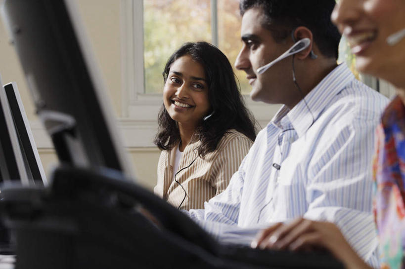 西方人,三个人,商务人士,商务男性,商务女性,坐,笑,微笑,露齿笑,横图,室内,白天,正面,衬衫,通讯,客服,欧洲,黑人,欧洲人,套装,信息,话务员,注视,输入设备,耳机,耳麦,话筒,观察,看,服务,通信,观看,协调,察看,麦克风,关注,销售,液晶显示屏,商务装,工薪阶层,输出设备,客服人员,电话销售,接待员,男人,男性,年轻男性,年轻女性,女人,女性,白种人,非洲人,白领,接线员,上班族,坐着,半身,彩图,衬衣