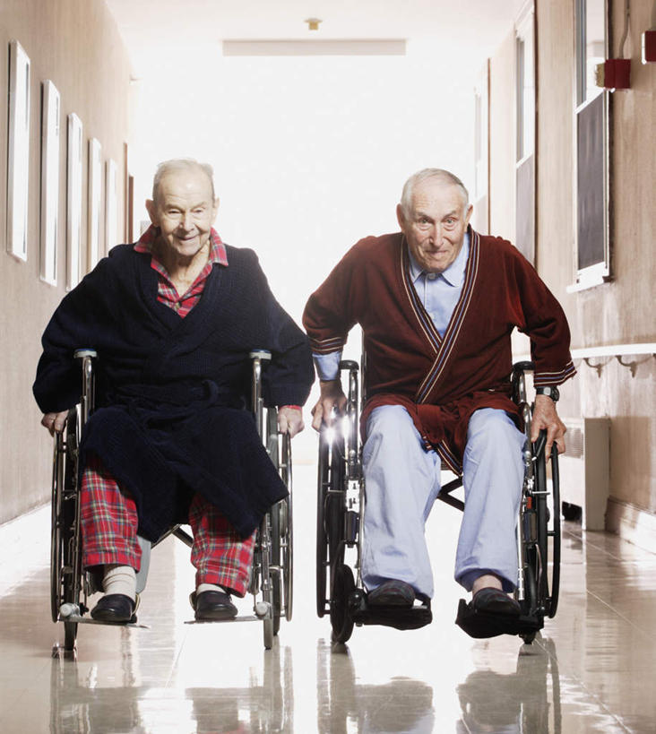 西方人,两个人,家庭,医院,坐,竖图,室内,白天,正面,欧洲,欧洲人,服装,走道,走廊,过道,注视,休闲装,家人,衣服,轮椅,观察,看,享受,休闲,温暖,温馨,家属,休闲服,放松,服饰,观看,爱护,和睦,察看,病房,关爱,关注,亲情,亲属,老年男性,男人,男性,白种人,坐着,彩图,全身