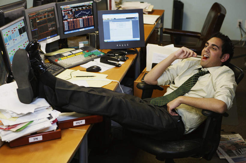 西方人,一个人,商务人士,商务男性,办公室,坐,横图,俯视,室内,白天,衬衫,西装,商务,职员,欧洲,欧洲人,仅一个男性,仅一个人,套装,正装,棒棒糖,文件,领带,拿,拿着,注视,职业装,仅一个年轻男性,资料,观察,看,金融,商务套装,经济,观看,察看,关注,液晶显示屏,商务装,贸易,工薪阶层,男人,男性,年轻男性,白种人,白领,商人,上班族,坐着,半身,彩图,高角度拍摄,西服,白领阶层,办公室职员