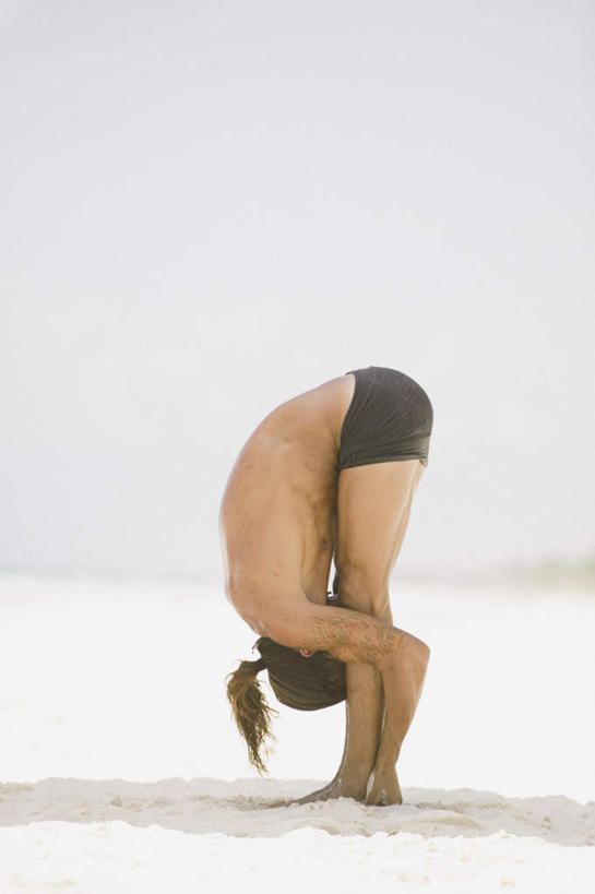 西方人,一个人,站,竖图,室外,白天,侧面,锻炼,瑜伽,运动,海浪,海洋,沙滩,欧洲,欧洲人,仅一个男性,仅一个人,阴影,服装,光线,沙子,影子,海岸,浪花,沙地,休闲装,仅一个年轻男性,衣服,阳光,海水,站着,享受,休闲,休闲服,放松,服饰,养身,海景,男人,男性,年轻男性,白种人,大海,风浪,海,海水的波动,海滩,近岸浪,涌浪,站立,彩图,全身,健身