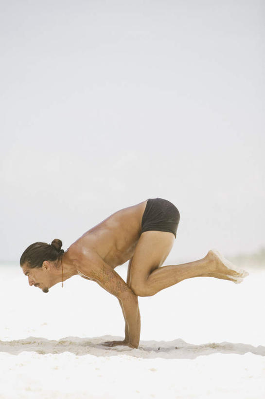 西方人,一个人,竖图,室外,白天,侧面,仰视,锻炼,瑜伽,运动,欧洲,欧洲人,仅一个男性,仅一个人,服装,休闲装,仅一个年轻男性,衣服,享受,休闲,休闲服,放松,服饰,养身,男人,男性,年轻男性,白种人,彩图,低角度拍摄,全身,健身