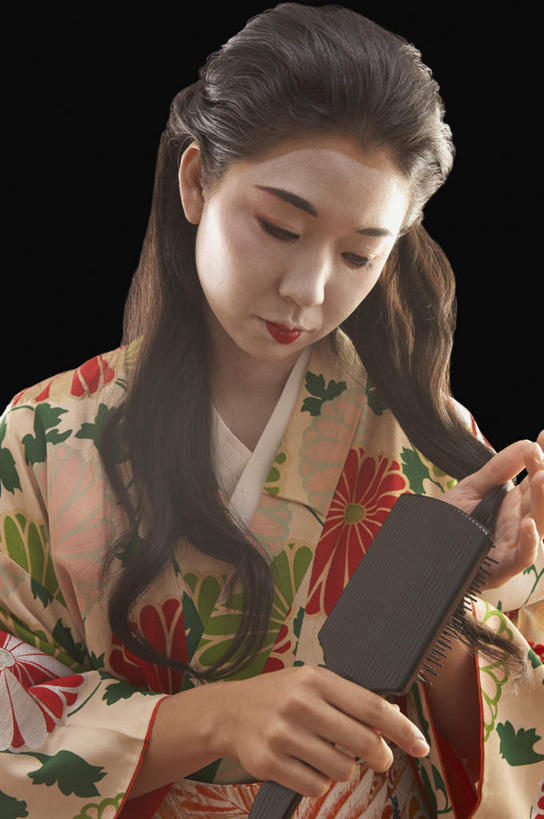 东方人,一个人,站,捧,竖图,室内,白天,正面,民族服装,化妆,美容,亚洲,仅一个年轻女性,仅一个女性,仅一个人,护肤,黑色背景,和服,拿,梳子,拿着,注视,黄种人,彩妆,观察,看,站着,保养,享受,休闲,放松,保健,摄影,服饰,影棚,观看,整理,木梳,察看,关注,养颜,吴服,唐草,唐花,唐锦,年轻女性,女人,女性,亚洲人,端,端着,捧着,站立,半身,彩图,影棚拍摄,传统服装,民俗服,理发,拍摄