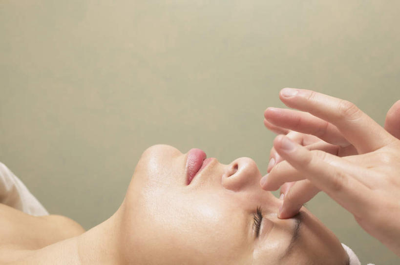 西方人,脸,头,脸颊,一个人,躺,闭眼,横图,俯视,室内,特写,白天,按摩,美容,欧洲,欧洲人,仅一个年轻女性,仅一个女性,仅一个人,抚摸,护肤,纺织物,肩膀,毛巾,清洁,保养,SPA水疗,保健,温泉浴场,保暖,养身,透气,养颜,防水,储水,耐磨,吸水,卧着,年轻女性,女人,女性,白种人,头部,脸部,脸蛋,面部,矿泉疗养地,闭眼睛,闭着眼,闭着眼睛,接触,躺着,卧,半身,彩图,高角度拍摄,水疗