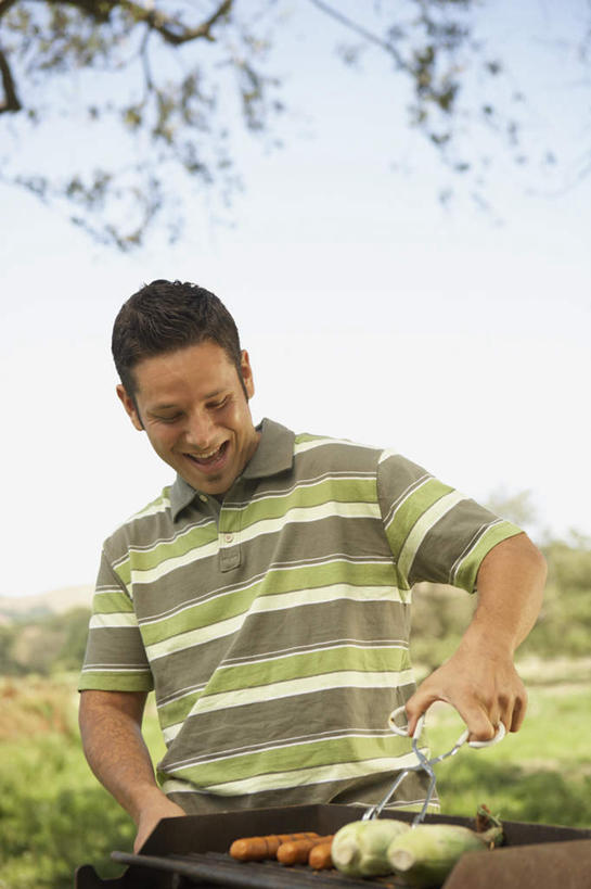 西方人,一个人,站,竖图,室外,白天,正面,旅游,度假,烧烤,草地,草坪,植物,欧洲,欧洲人,仅一个男性,仅一个人,服装,食品,拿,烧烤架,拿着,注视,休闲装,娱乐,草,树,树木,食物,仅一个年轻男性,衣服,绿色,蓝天,天空,自然,天,观察,看,站着,享受,休闲,休闲服,放松,服饰,生长,成长,观看,察看,关注,串烧,男人,男性,年轻男性,白种人,玩耍,站立,半身,彩图