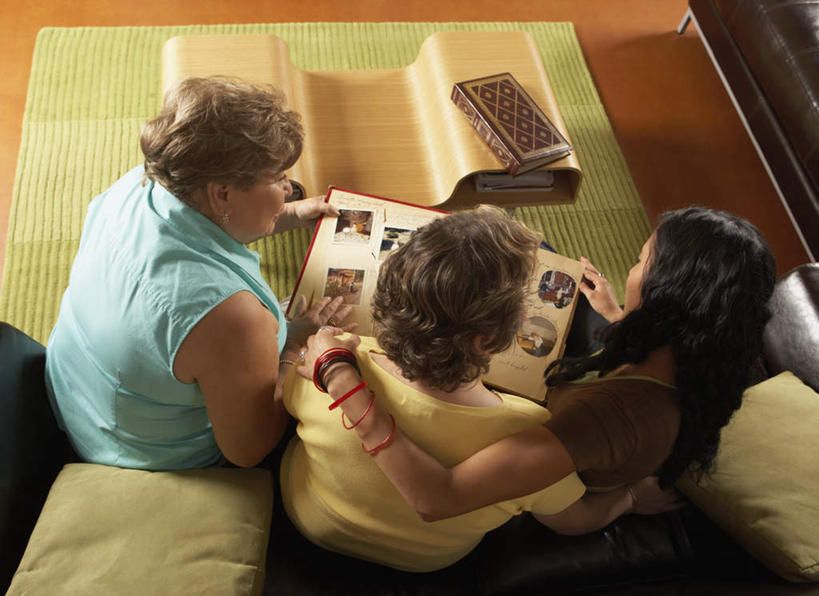 西方人,老年人,四个人,母亲,女儿,祖母,三代同堂,客厅,坐,抱,横图,俯视,室外,白天,相框,欧洲,欧洲人,服装,相册,休闲装,祖孙三代,背面,衣服,休闲,温暖,温馨,母女,休闲服,母爱,服饰,奶奶,祖孙,和睦,外婆,外孙女,外祖母,老年女性,年轻女性,女人,女性,中年女性,白种人,年轻人,全家福,孙女,沟通,怀抱,交谈,搂,搂抱,相抱,拥抱,坐着,半身,彩图,高角度拍摄,融洽,多代同堂,妈妈