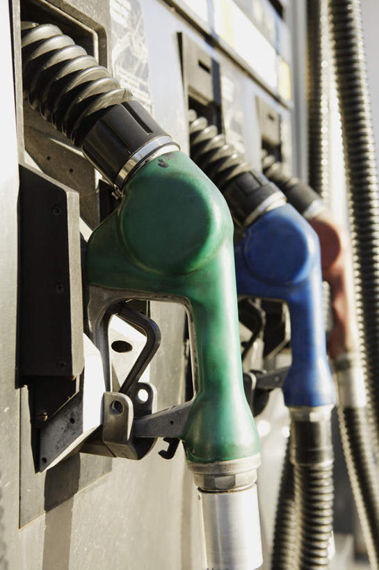 无人,竖图,室外,白天,静物,一排,阴影,整齐,光线,影子,排列,三个,阳光,加油站,队列,加油枪,计量加油枪,输油枪,油枪,彩图