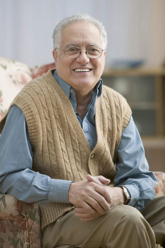 西方人,一个人,坐,笑,微笑,露齿笑,竖图,室内,白天,正面,欧洲,欧洲人,仅一个男性,仅一个人,服装,眼镜,注视,休闲装,衣服,观察,看,仅一个老年男性,休闲,休闲服,服饰,观看,老花镜,察看,关注,远视眼镜,老年男性,男人,男性,白种人,坐着,半身,彩图