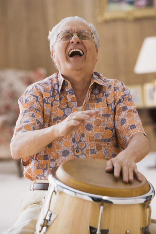 西方人,一个人,坐,笑,微笑,露齿笑,竖图,室内,白天,正面,台灯,椅子,欧洲,欧洲人,仅一个男性,仅一个人,撑,服装,朦胧,模糊,墙,鼓,托腮,注视,休闲装,打鼓,墙壁,衣服,灯具,观察,看,仅一个老年男性,休闲,休闲服,搭,服饰,观看,察看,搭着,关注,托下巴,照明工具,老年男性,男人,男性,白种人,坐着,半身,彩图