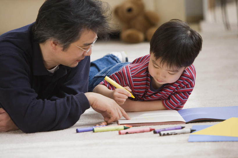 东方人,儿童,两个人,家庭,父亲,儿子,横图,室内,白天,正面,绘画,游戏,纯洁,地板,熊,玩具,亚洲,服装,朦胧,模糊,笔,蜡笔,玩偶,纸,办公用品,泰迪熊,地面,拿,玩,拿着,休闲装,黄种人,娱乐,文具,小孩,衣服,彩纸,玩具熊,学习用品,趴着,休闲,温暖,温馨,父子,一家人,休闲服,彩笔,父爱,可爱,童年,童趣,益智,服饰,毛绒玩具,文具用品,安慰,和睦,发泄,消遣,童真,烂漫,无邪,宣泄,罗斯福熊,天真,男孩,男人,男性,年轻男性,亚洲人,孩子,年轻人,画画,趴,玩耍,嬉戏,半身,彩图,融洽,男生
